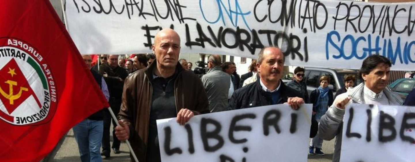 “30 morti e 300 ammalati devono essere la priorità”. Processo Isochimica, la rabbia dei lavoratori dopo lo stop di venerdì