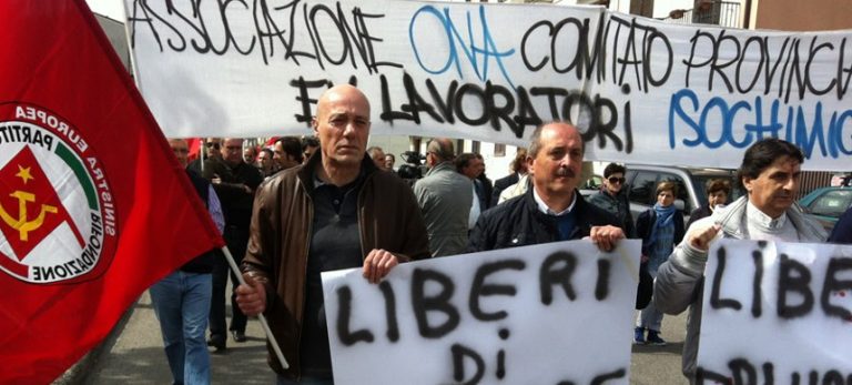 “30 morti e 300 ammalati devono essere la priorità”. Processo Isochimica, la rabbia dei lavoratori dopo lo stop di venerdì