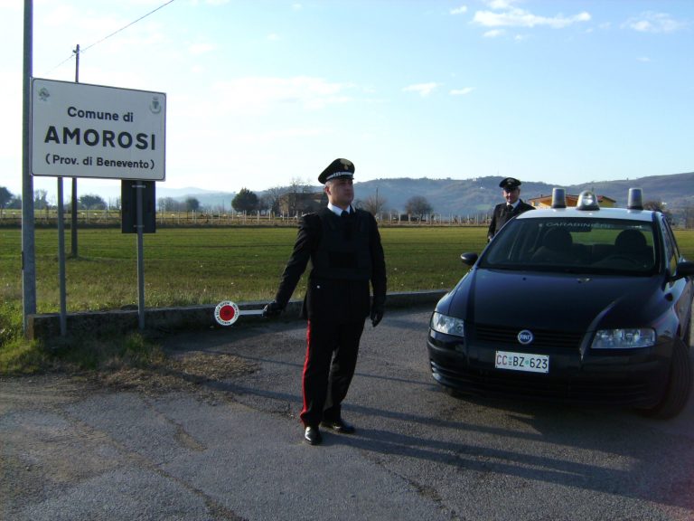 Si gioca tutto alle slot machine e poi simula una rapina: 46enne nei guai