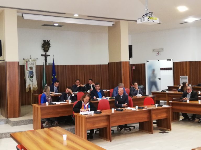 Variazioni di bilancio, i consiglieri comunali vicini a Livio Petitto si astengono: prime crepe in maggioranza