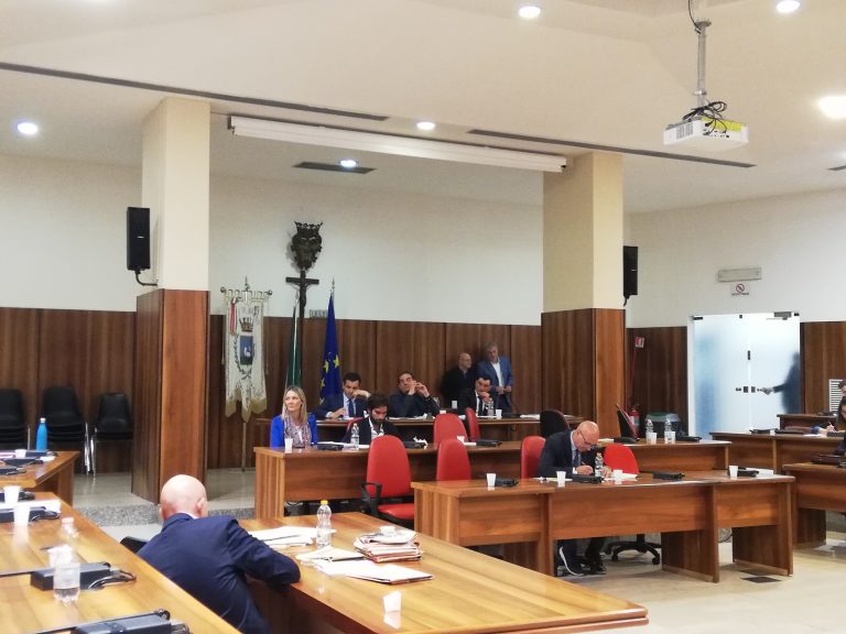 Il consolidato viene approvato con i voti della maggioranza. Ma l’assessore al Bilancio non c’è in aula