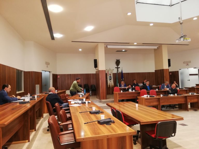 Dipendenti Acs senza stipendio, scritta “Polizia Municipale” e modifiche al piano sosta: il consiglio parte con interrogazioni e interpellanze