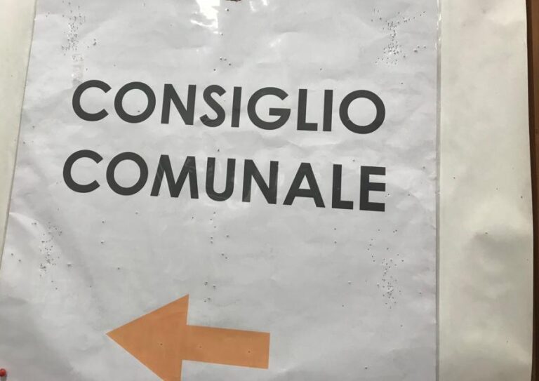 Bacoli, interrompe Consiglio comunale e minaccia di darsi fuoco