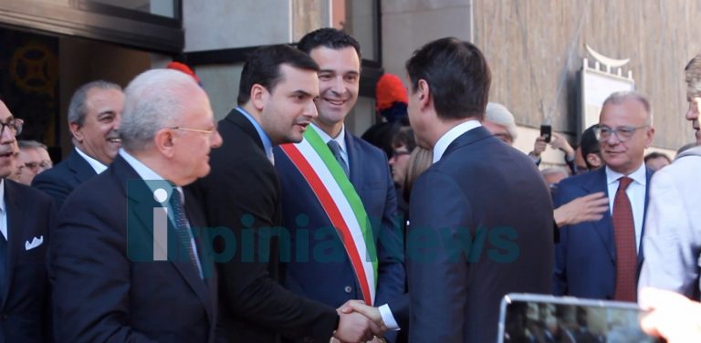 Avellino, accoglienza calorosa al Premier. Il sindaco: “Presidente, complimenti per quanto sta facendo”
