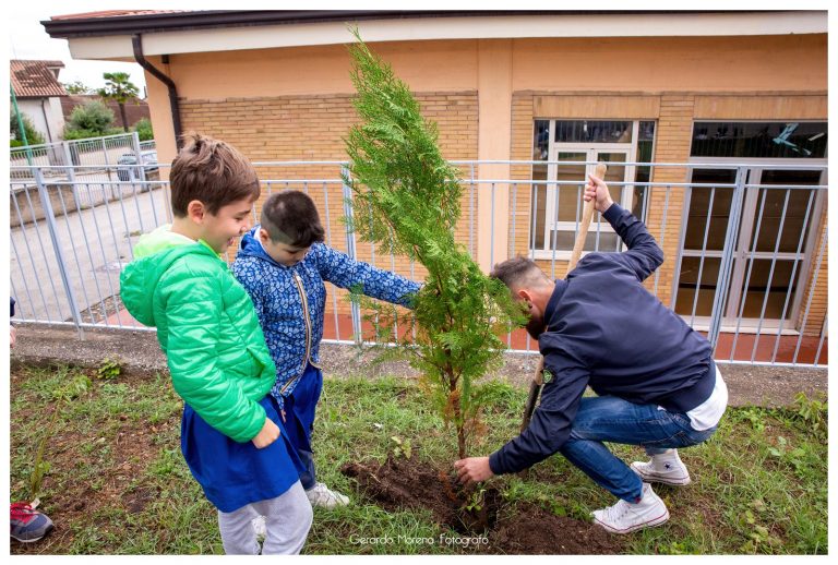 FOTO / Tutti uniti per l’ambiente: piccoli studenti piantano nuovi alberi nelle scuole di Paternopoli e Taurasi