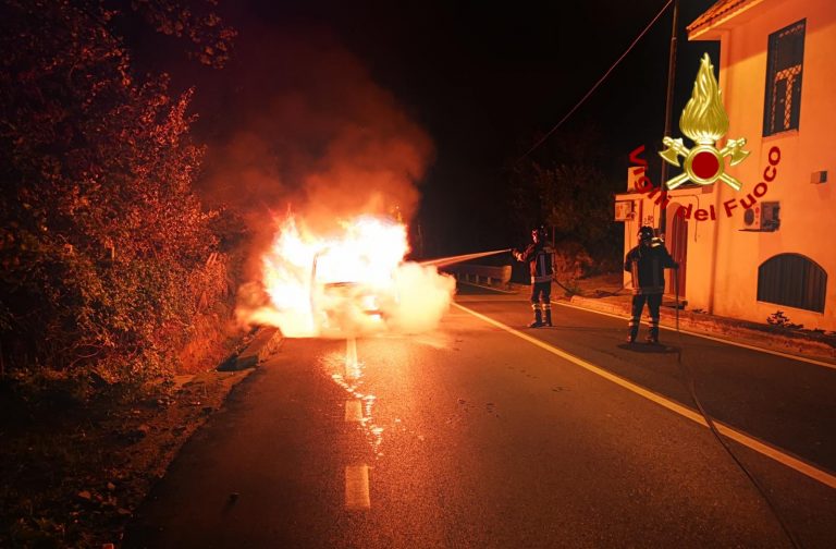 Furgone prende fuoco a Mugnano del Cardinale: salvo il conducente