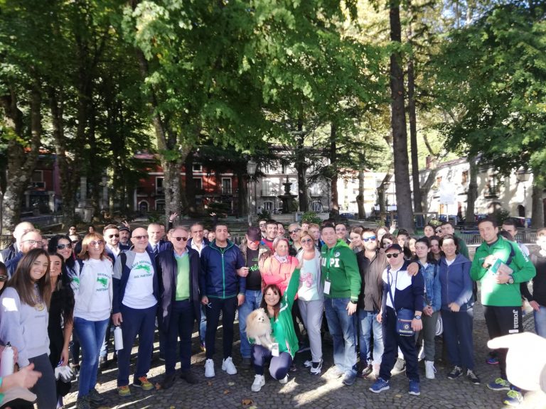 FOTO / Montevergine, gli “irpini della Capitale” ripuliscono il percorso del pellegrino da plastica e rifiuti abbandonati