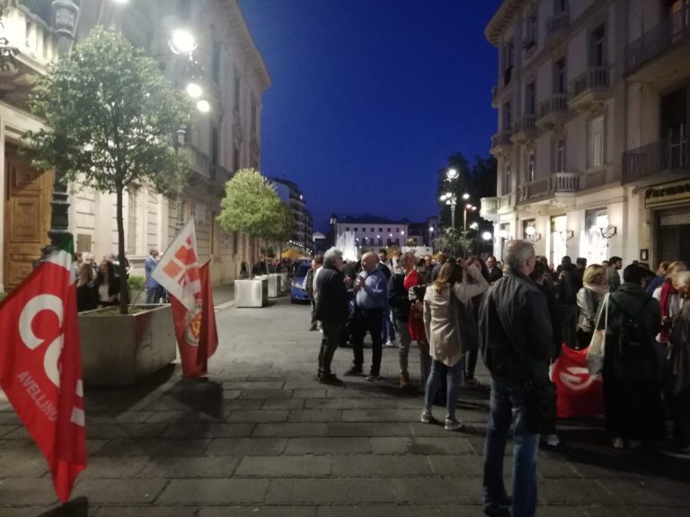 “Vanno fermate subito le operazioni contro i curdi”. Cgil e associazioni in piazza ad Avellino per dire no alla guerra