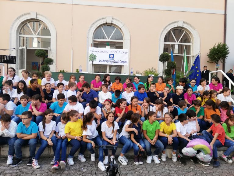 FOTO / La svolta green inizia dalle scuole: la Regione dona alberi e piante agli istituti irpini