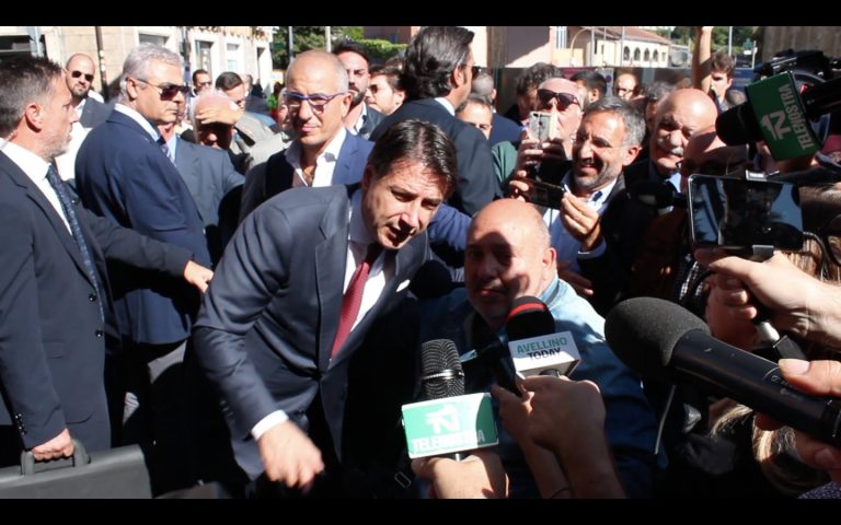 L’autografo sulla tuta di lavoro, i selfie e la riserva di Fiano 2017: il dietro le quinte del Conte’s day
