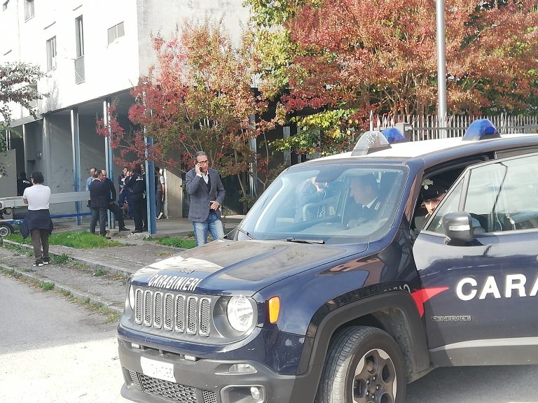 Avellino, la rabbia dell’abusivo Giuseppe: prende a pugni un’auto. A Valle sale la tensione