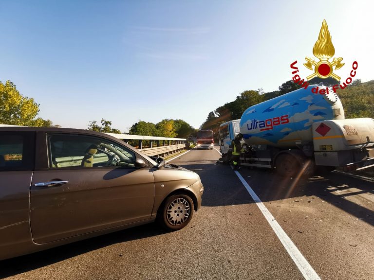 FOTO / Avellino, schianto sulla Variante tra un’auto ed un’autocisterna che trasportava Gpl: traffico in tilt e ragazza in ospedale