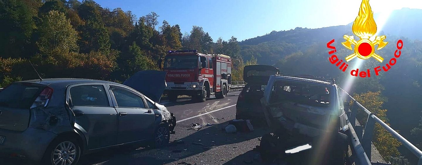 FOTO / Incidente Ofantina, i primi soccorsi di un vigile del fuoco libero dal servizio
