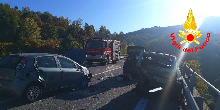 FOTO / Incidente Ofantina, i primi soccorsi di un vigile del fuoco libero dal servizio