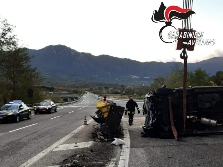 FOTO / Autocarro centra in pieno lo spartitraffico e si ribalta: padre e figlio in ospedale