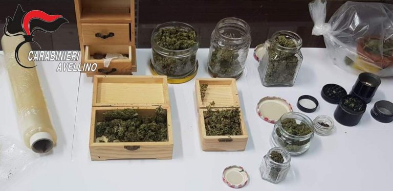 Avellino, nascondeva 100 grammi di marijuana nella libreria di casa: arrestato 23enne