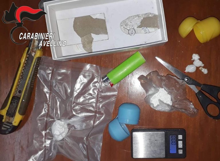 Nasconde cocaina in bagno, ma con i Carabinieri ostenta sicurezza: arrestato