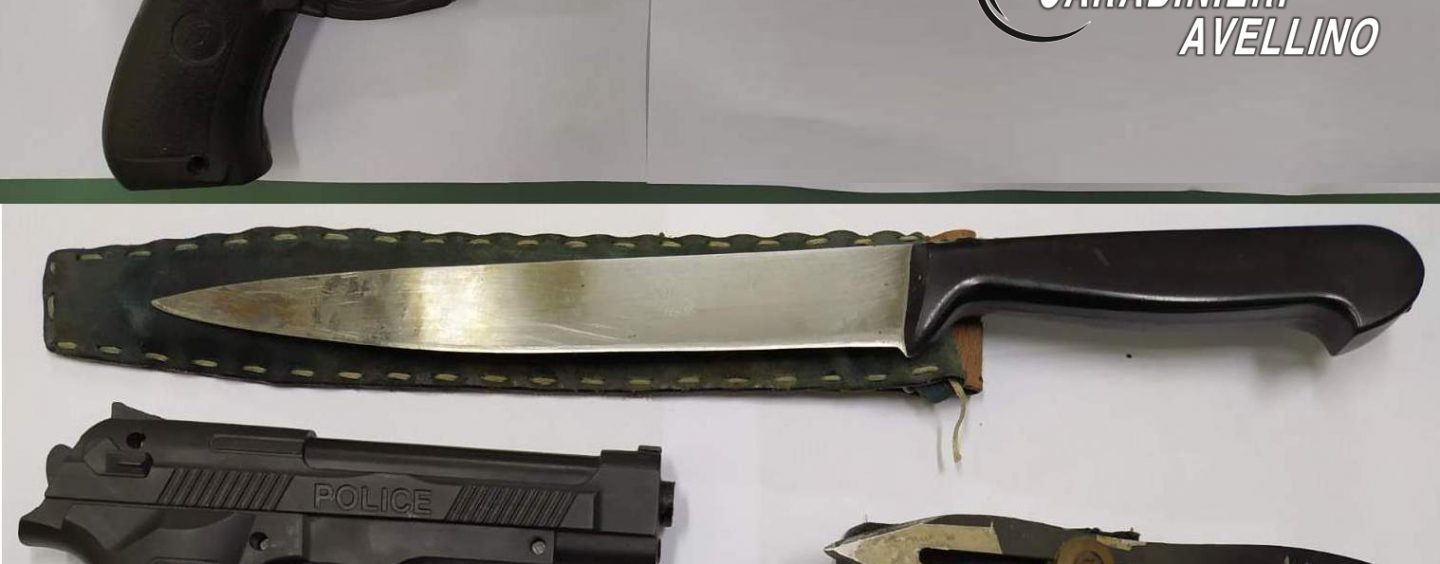 Passeggia per il Corso con due pistole finte e un coltello vero: nei guai 50enne di Montoro
