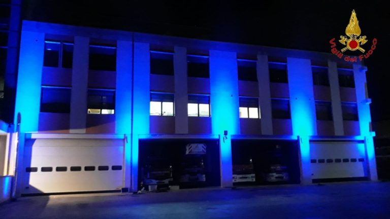 Go Blue, anche il Comando dei pompieri di Avellino s’illumina per i diritti dei bambini
