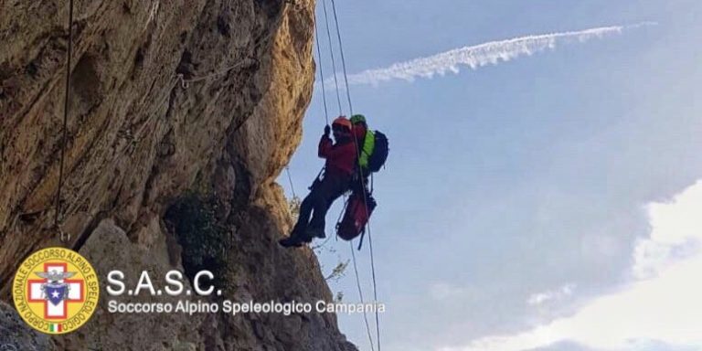 Colto da sfinimento durante un’escursione: soccorso dal Cnsas