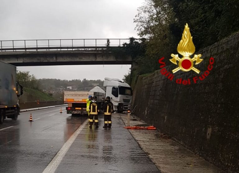 VIDEO/ Montemiletto, camion sbanda e perde gasolio in autostrada