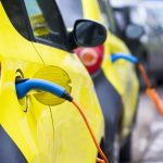 auto elettrica in ricarica