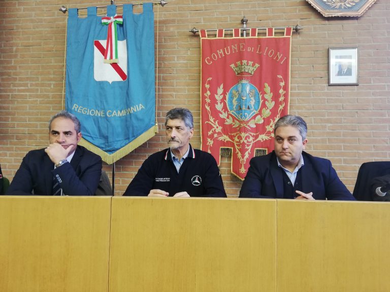 VIDEO / “In Irpinia si è ricostruito meglio, ma l’attenzione va mantenuta alta”: la Protezione Civile a Lioni ricorda il sisma dell’80
