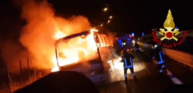 VIDEO/ Pullman di pellegrini in fiamme sull’A16: salvi per miracolo