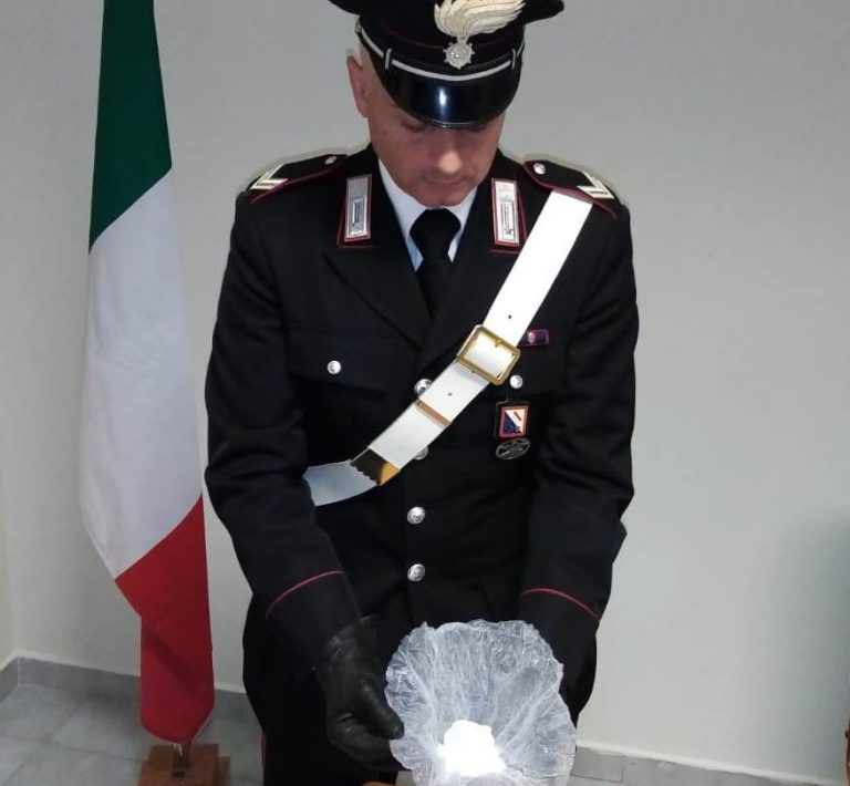 Benevento, carabinieri arrestano un pusher su autobus urbano