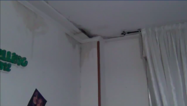 VIDEO/ “Prefabbricati come baracche, il comune ci ha abbandonati”: la protesta a via Tedesco