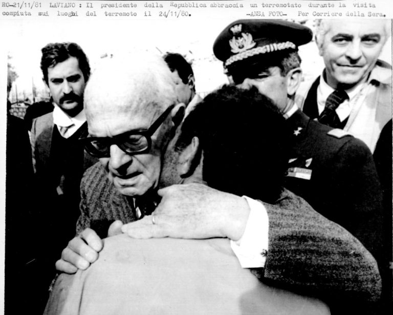 VIDEO / La vita e la morte a Sant’Angelo dei Lombardi. E i ricordi: “Il pianto di Sandro Pertini davanti le macerie di un palazzo”. Terremoto 1980, 40 anni dopo