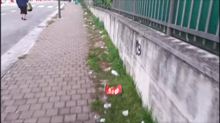 VIDEO/ Via Fariello, terminal da incubo: immondizia, nessun servizio e buio di sera