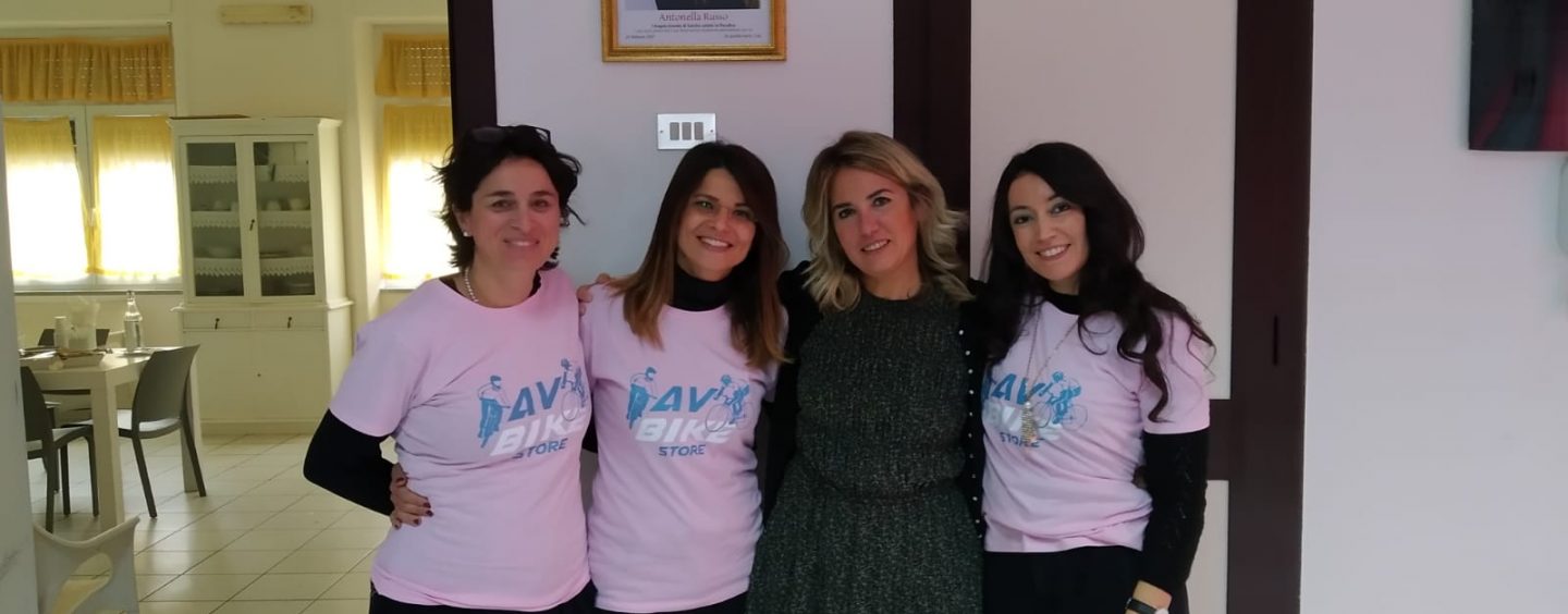 FOTO / Ospedaletto: una maglietta, un sorriso e giochi per i bambini. Donne che aiutano altre donne