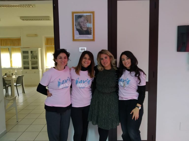 FOTO / Ospedaletto: una maglietta, un sorriso e giochi per i bambini. Donne che aiutano altre donne