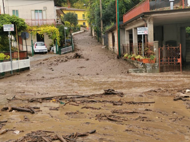 VIDEO / Maltempo in Irpinia: colate di fango a Santo Stefano del Sole e allagamenti a Santa Lucia di Serino