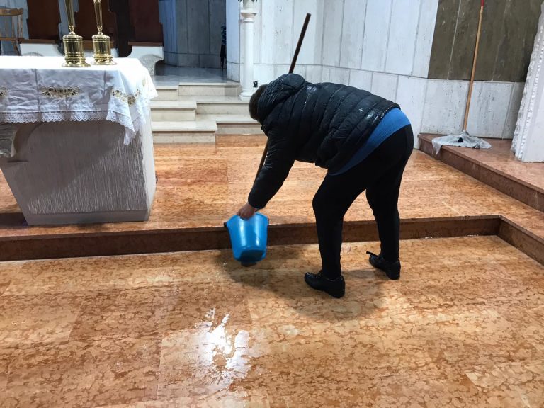 San Mango sul Calore, la chiesa si allaga: i fedeli insorgono
