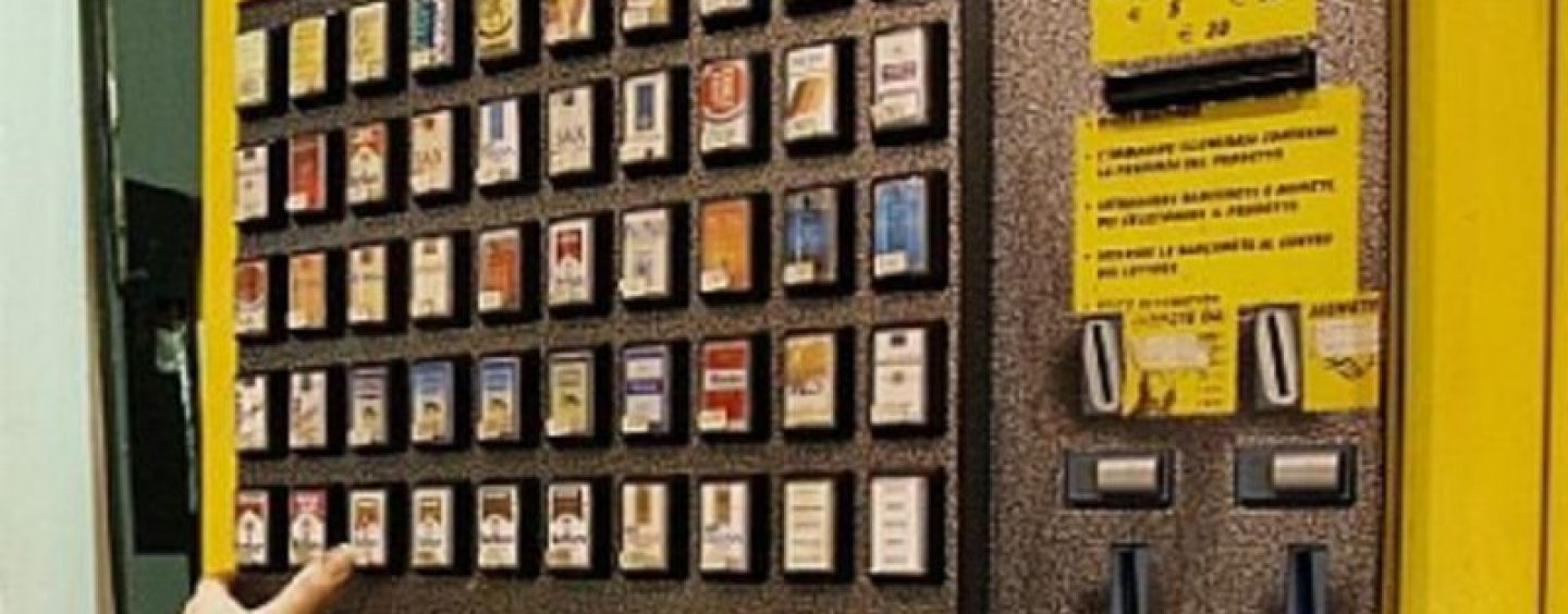 Il distributore di sigarette non dà resto e lui lo prende a calci: denunciato pachistano