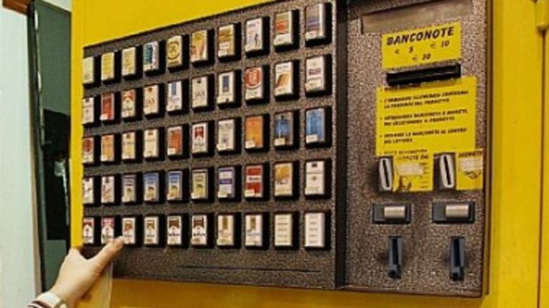 Il distributore di sigarette non dà resto e lui lo prende a calci: denunciato pachistano