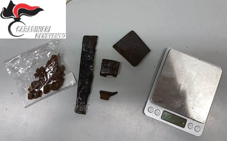 Hashish e marijuana suddivise in dosi: giovane sottoposto ai domiciliari