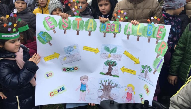 “Pianti…Amo il Natale”, gli alunni delle scuole di San Michele di Serino celebrano gli alberi