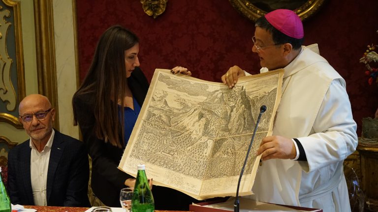 FOTO / Vino, musica, “Brandy Avellino” e quadri: l’Irpinia omaggia il viceministro