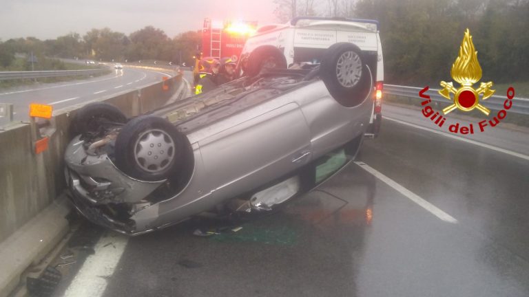 Mirabella Eclano: auto sbanda e si ribalta, 33enne in ospedale