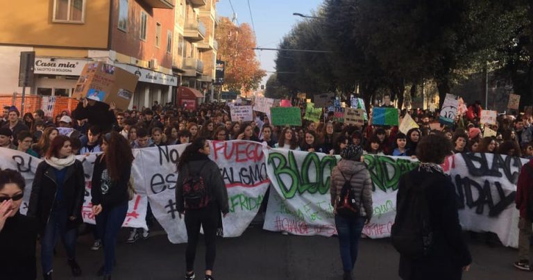 “Non accettiamo sconti su quello che ci aspetta”: 4° Global Strike e Black Friday, studenti in piazza