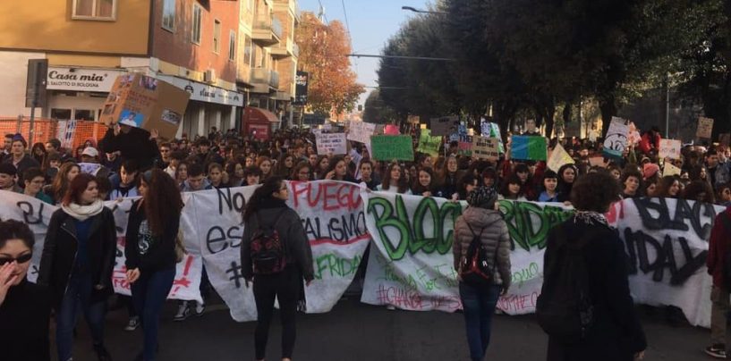 “Non accettiamo sconti su quello che ci aspetta”: 4° Global Strike e Black Friday, studenti in piazza