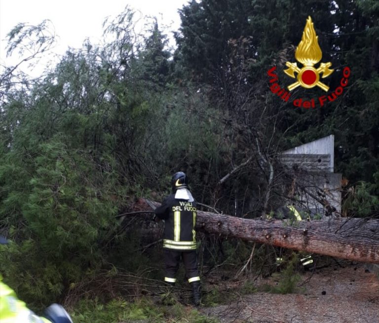 Maltempo: centralino dei vigili del fuoco di Avellino intasato dalle richieste di soccorso
