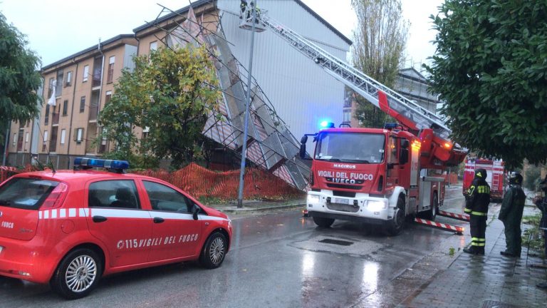 Il vento sdradica impalcatura, mattinata di paura ad Avellino