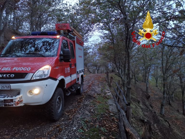 Moschiano, perdono la strada di casa e restano impantanati con auto in montagna: salvati dai vigili del fuoco