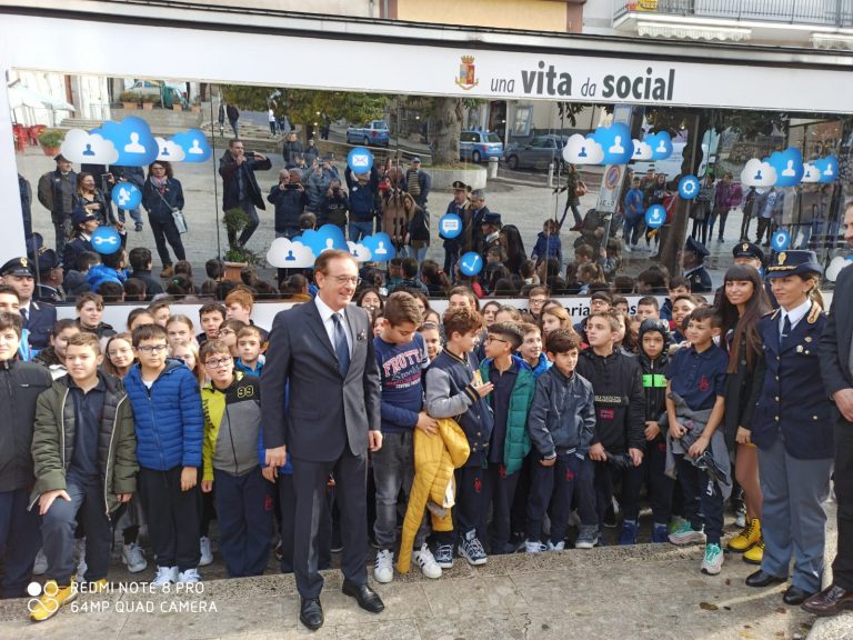 FOTO E VIDEO / “Genitori, occhio ai pericoli di Internet per i vostri figli”: il Questore a Montoro lancia l’appello