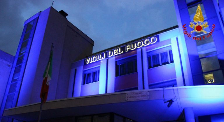 Go blue, bimbi al Comando dei Vigili del Fuoco di Avellino che s’illumina per l’Unicef