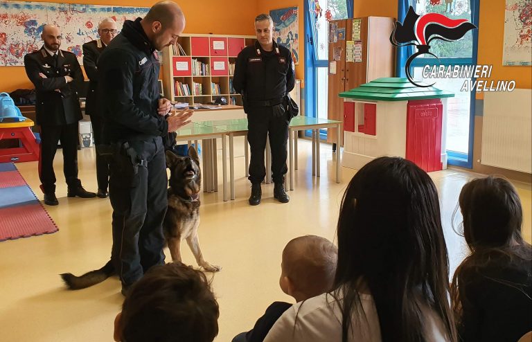 Video / Unità cinofila stamane in visita al settore Pediatria del Moscati, il cane Pirat gioia dei bambini